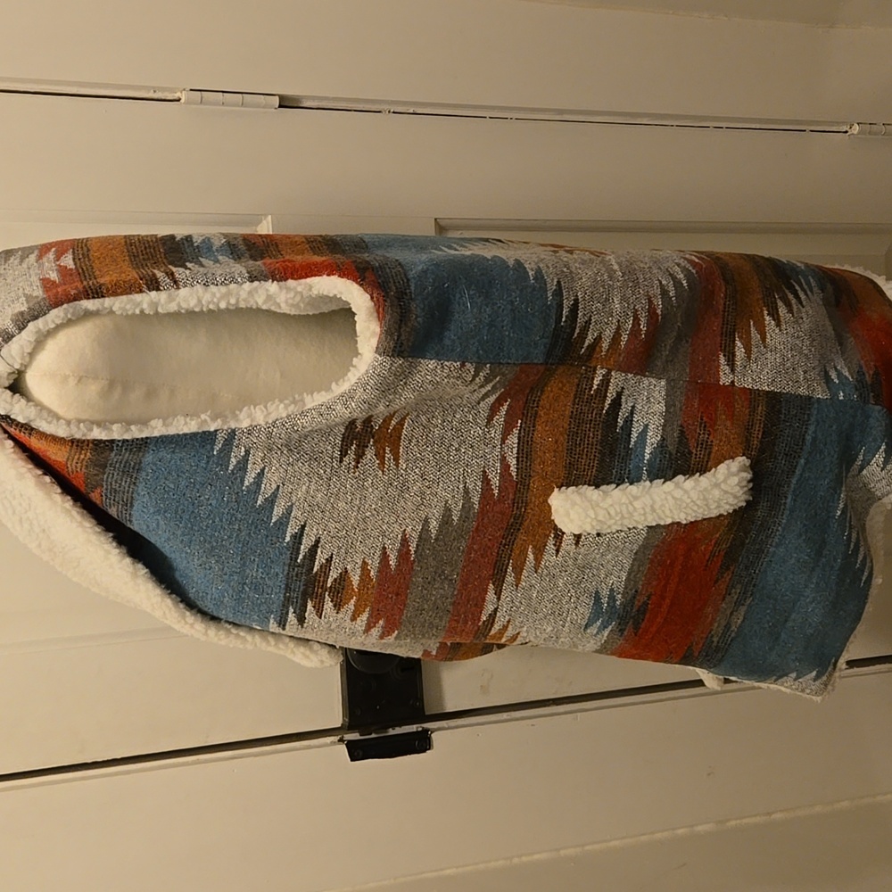 Veveret Southwestern Patterned Vest with Sherpa Lining - Picture 3 of 8
